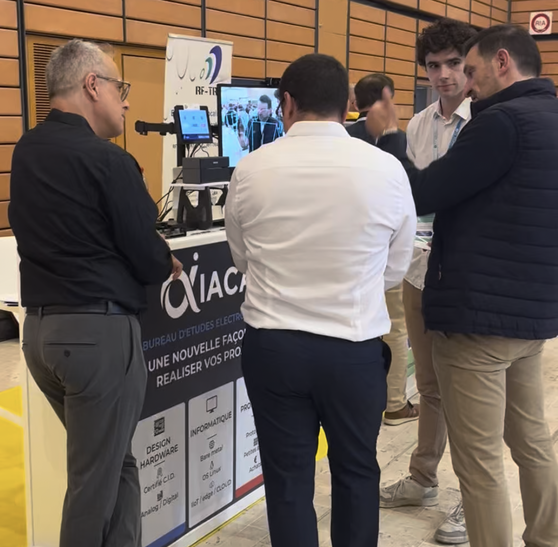 L'équipe IACA Électronique en discussion avec des visiteurs lors du Salon SIDO.